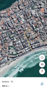 eine Karte einer Stadt mit Gebäuden und dem Meer in der Unterkunft Zênit Hostel da Cris in Cabo Frio