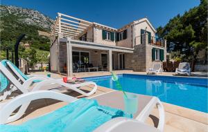 Villa con piscina y casa en Cozy Home In Dingac With Kitchen, en Gornji Dingač