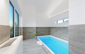 Bazén v ubytování Beach Front Home In Lembruchdümmer See nebo v jeho okolí + 34 fotografií