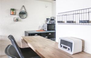 eine Küche mit einem Holztisch und einer Mikrowelle darauf in der Unterkunft Nice Apartment In Bruinisse With 1 Bedrooms And Wifi in Bruinisse