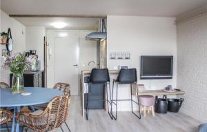 eine Küche und ein Esszimmer mit einem Tisch und Stühlen in der Unterkunft Nice Apartment In Bruinisse With 1 Bedrooms And Wifi in Bruinisse