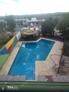 una vista aérea de una piscina en un complejo en Pecas house en Mina Clavero
