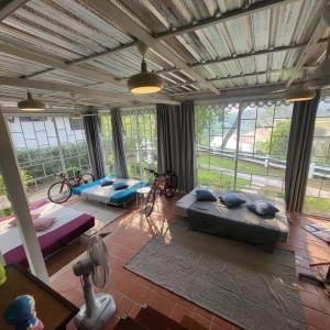 Χώρος καθιστικού στο Aran Hostel Pasak Riverside, Kaeng Khoi, Saraburi
