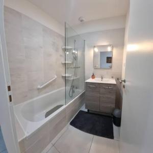 een badkamer met een douche, een bad en een wastafel bij Maison neuve dans Saintes avec terrasse et jardin in Saintes
