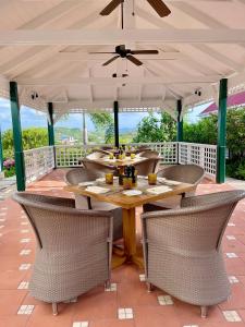 una mesa y sillas bajo una sombrilla en un patio en Weatherills Hotel en Cedar Grove