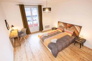 sypialnia z dużym łóżkiem i oknem w obiekcie Appartement Modane Gare Wifi stationnement gratuit w mieście Modane