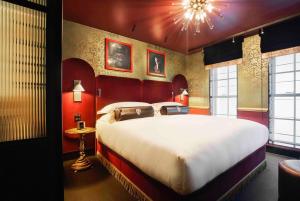 um quarto com uma cama grande num quarto em Chateau Denmark London em Londres