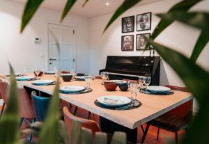 - une table avec des assiettes et des verres à vin dans l'établissement MOLO house - cosy house with sunny garden and bbq in silent surroundings - near the BEACH - ideal for families and quiet groups - 15 km from BRUGES, à Blankenberge