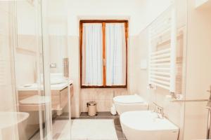 bagno bianco con lavandino e servizi igienici di Ca' Letizia a Stresa