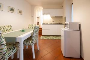 eine Küche und ein Esszimmer mit einem Tisch und einem Kühlschrank in der Unterkunft Ca' Letizia in Stresa