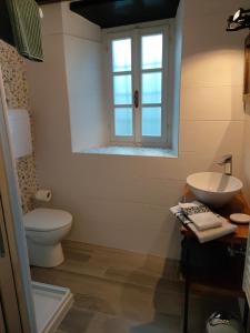 A bathroom at L'angolo nascosto