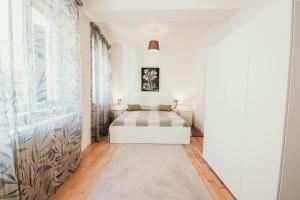 斯特雷薩的住宿－Ca' Letizia，一间卧室设有一张床和一个大窗户
