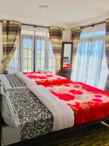 Postel nebo postele na pokoji v ubytování travellers nest inn