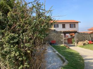 Vonkajšia záhrada v ubytovaní Gite cosy 25 min Lyon Vienne St Etienne