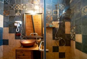 uma casa de banho com um lavatório em madeira e um chuveiro em Voyager em Stepantsminda