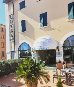 un bâtiment avec deux palmiers devant lui dans l'établissement Hotel Bentivoglio Residenza D'Epoca, à Bentivoglio