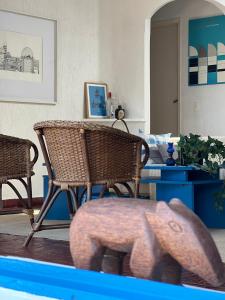 a living room with two chairs and a table at Casa Mykonos Represa Avaré in Itaí