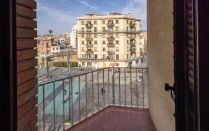 een balkon met uitzicht op een gebouw bij Hostal Sans in Barcelona
