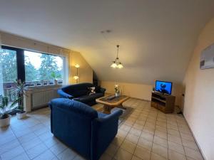 sala de estar con 2 sofás y TV en Ferienwohnung Adelheid Brachtendorf, en Mörsdorf