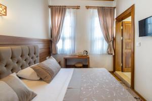 Un dormitorio con una cama grande y una ventana en Armistis Hotel, en Mudanya