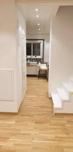 Habitación vacía con cocina y pasillo con suelo de madera. en 2 bed room Quite and central house in Orebro, en Örebro