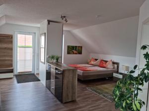 a bedroom with a bed and a desk at Ferienwohnung Braun in Echlishausen
