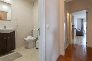 La salle de bains est pourvue de toilettes et d'un lavabo. dans l'établissement Arrochela by Home Sweet Home Aveiro, à Aveiro