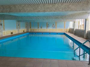 ein großes Schwimmbecken mit blauem Wasser in der Unterkunft 3000 - Grömitz in Grömitz