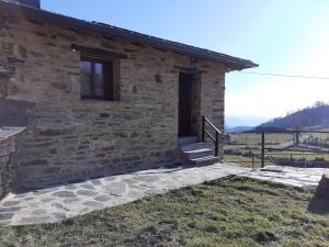 une maison en pierre avec un escalier et une porte dans l'établissement O Busto Aldea Rural, Apartamento HORNO 2, 