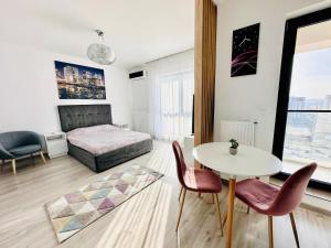 Posezení v ubytování At the TOP Plaza Studio + 2 fotografie