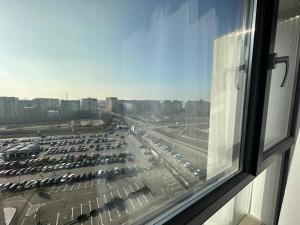 - une vue sur le parking depuis la fenêtre dans l'établissement At the TOP Plaza Studio, à Bucarest
