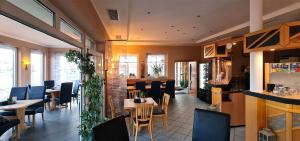 Lounge nebo bar v ubytování Donau-Hotel