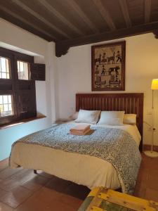 Un dormitorio con una cama con un libro encima. en Fery & Nico, en Granada
