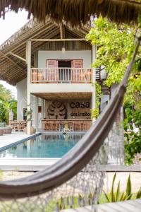 ein Resort mit einem Pool und einem Gebäude in der Unterkunft Casa dos Irmãos in Prea