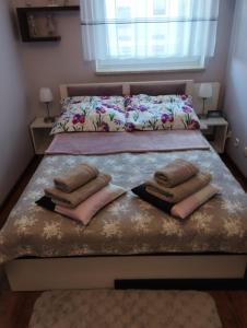 ein Schlafzimmer mit einem Bett mit zwei Kissen darauf in der Unterkunft Zatrzymaj się w Toruniu in Toruń
