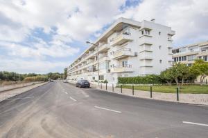 een lege straat voor een groot gebouw bij FishermenApartments - Carcavelos 32 in Carcavelos