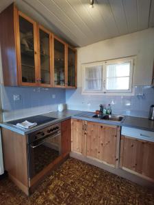 Kuchyň nebo kuchyňský kout v ubytování Chalet traditionnel avec jacuzzi extérieur + 15 fotografií