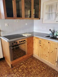 Kuchyň nebo kuchyňský kout v ubytování Chalet traditionnel avec jacuzzi extérieur