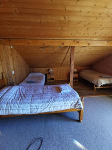 Postel nebo postele na pokoji v ubytování Chalet traditionnel avec jacuzzi extérieur