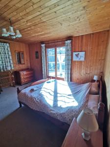 Postel nebo postele na pokoji v ubytování Chalet traditionnel avec jacuzzi extérieur
