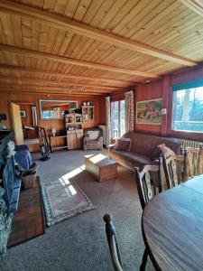 Posezení v ubytování Chalet traditionnel avec jacuzzi extérieur