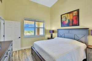 um quarto com uma cama e uma janela em Cinnamon Beach Vibes em Palm Coast