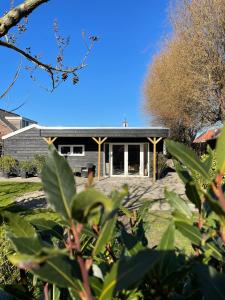 a house in the middle of a yard at 't Achterom in Bruinisse