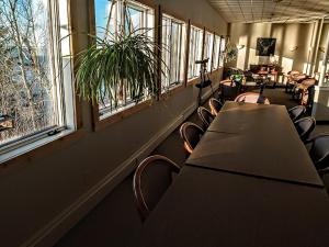 une salle de conférence avec des tables, des chaises et des fenêtres dans l'établissement Cliff Dweller on Lake Superior, à Tofte