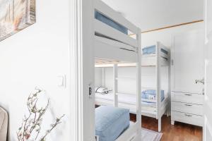 1 dormitorio con 2 literas y espejo en Slottstuga, en Borgholm