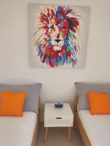una habitación con 2 camas y una pintura de un león en Apartment Premantura, en Premantura