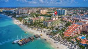una vista aérea de una playa en un complejo en The Cove - Condo Hotel - Palm Beach Strip en Palm-Eagle Beach
