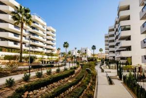 eine Straße vor einem Apartmenthaus in der Unterkunft Apartment Arenales Playa del Sol in Arenales del Sol