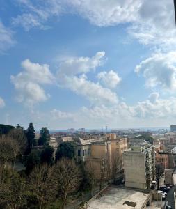 Blick auf eine Stadt unter einem wolkigen Himmel in der Unterkunft Appartamento La Fenice in Genua