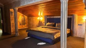 Ein Bett oder Betten in einem Zimmer der Unterkunft Golden Time İncek